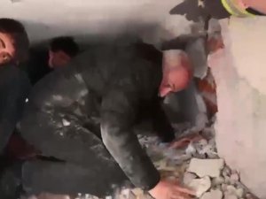 Osmaniye Belediye Başkanı Kara, Enkaza Girip Vatandaşları Sakinleştirmiş