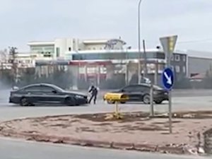 Yol Ortasına Park Ettikleri Otomobil Etrafındaki Drift Terörü Kamerada