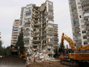 Depremde Yarısı Yıkılan Apartmanın Kontrollü Yıkımına Başlandı