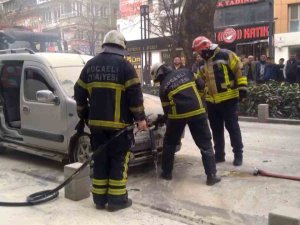 İ̇tfaiye Yangını Söndürdü, Vatandaş Meraklı Gözlerle Olan Biteni İzledi
