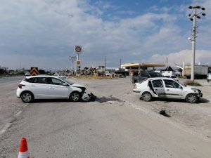 Manavgat’ta 2 Kişinin Yaralandığı Trafik Kazası Güvenlik Kamaralarına Saniye Saniye Yansıdı.