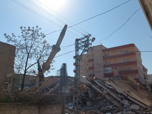 Depremde Hasar Gören Caminin Minaresi Kontrollü Şekilde Yıkıldı