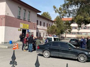 Şaka Yaparken Arkadaşını Bıçakladı