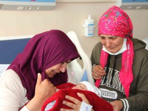 Anne, Kendisi Gibi Depremzede Bebeğine 20 Gün Sonra Kavuştu
