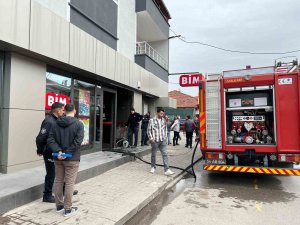 Bi̇m Marketin Deposunda Korkutan Yangın