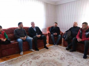 Yamak, Depremde Hayatını Kaybeden Saruhan Bolat’ın Ailesini Ve Mezarını Ziyaret Etti