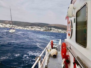 Sürüklenen 15 Metrelik Tekneyi Kıyem Ekipleri Kurtardı
