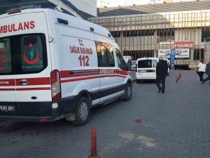 Bıçaklı Kavgada Husumetlisini Ağır Yaraladı