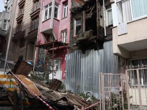 Şişli’de 2 Katlı Metruk Bina Kısmen Çöktü