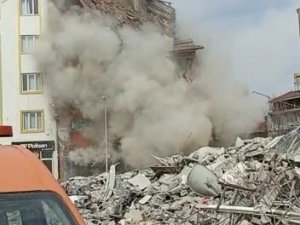 Malatya’da Meydana Gelen Depremde Binaların Yıkılma Anı Cep Telefonuna Yansıdı