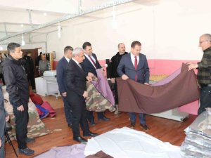 Hakkari’de Depremzedeler İçin Uyku Tulumu Üretiliyor