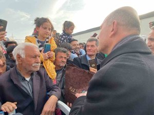 Deprem Bölgesindeki Çocuk Bağışladığı Kumbarasını Bakan Soylu’ya Teslim Etti