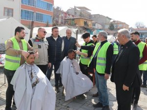 Sivaslı Gönüllü Kuaförler Doğanşehir’de Depremzedeleri Tıraş Etti