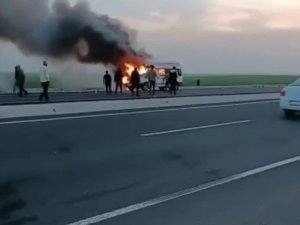 Seyir Halindeki Minibüs Alev Alev Yandı