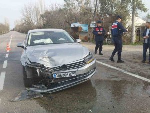 Depremzedelerin Bulunduğu Araç Otomobille Çarpıştı: 4 Yaralı