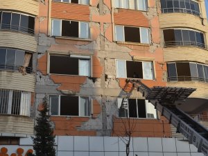 Malatya Depremi De Ders Olmadı, Hasar Gören Binalardan Eşyalar Halen Tahliye Ediliyor