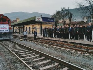 Odun Yüklü 20 Vagon Deprem Bölgesine Gitmek Üzere Yola Çıktı