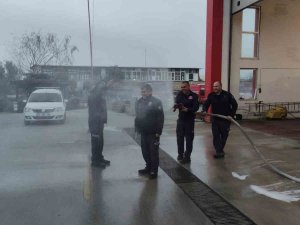 İ̇tfaiyeciler Emekli Olan Arkadaşlarını Hortum İle Islatarak Uğurladı