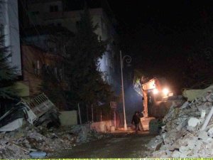 En Acı Bekleyiş: Anne Baba, Enkaz Çalışmasından İyi Haber Almayı Bekliyor
