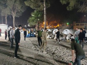 Hatay’da Sağlıkçılar Günün Yorgunluğunu Voleybol Oynayarak Atıyor
