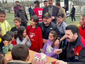 Depremzede Ecrin’e Konteyner Kentte Doğum Günü Sürprizi
