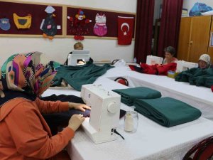Depremzedeler İçin Gönüllü Olarak Tulum Ve Battaniye Dikiyorlar