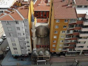 İ̇ki Apartmanın Arasında Sıkışıp Kalan Cami Bulunamıyor