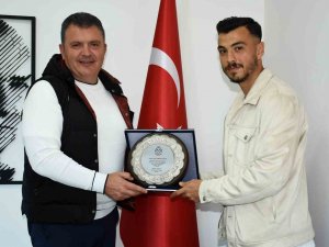 Manisa Fk’dan Çağrı Giritlioğlu’na Teşekkür Plaketi
