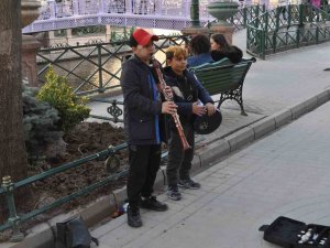 Minik Müzisyenler Görenlerin İçini Isıttı
