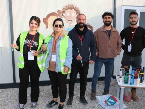 Depremzede Çocuklar İçin Soğuk Duvarlara Sıcak Dokunuş