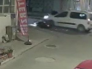 Araçla Çarpışan Motosiklet Sürücü Metrelerce Fırladı