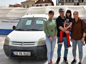 İ̇ranlı Aile Depremzedeler İçin Arabasını Satışa Çıkardı