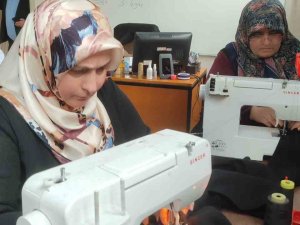 Depremzede Çocuklara Uyku Tulumu, Atkı Ve Bere Diktiler