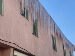 Karlıova’da Tehlike Arz Eden Buz Sarkıtları Temizleniyor