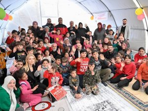 Ünlü Oyuncular Deprem Bölgesinde