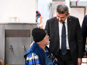 Hatay’a Giden Vali Ergün, Uşaklıların Duasını İstedi