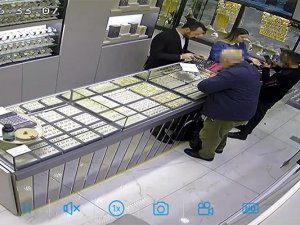 Fotoğraf Çekme Bahanesiyle Bileziği Çalmaya Kalktı