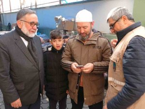 Emekli İmam Depremin Çocuklarına ‘Ali Babanın Bir Çiftliği Var’ Şarkısını Söyledi