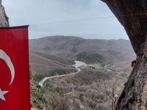 Kimsenin Çıkamadığı Şahinkaya Mağarası’na Türk Bayrağı Astı