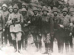 Anafartalar Kahramanı Mustafa Kemal Atatürk Cephede Savaşırken, 2 Bine Yakın Emir Yazdı