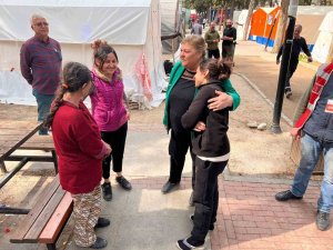 Başkan Erdem, Zorlukların Aşılması İçin Depremzedelerin Yanında