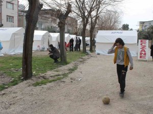10 Yaşındaki Çocuk Kendisine Gelen Pastayı Kızılay’a Bağışladı