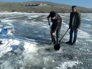 Kars’ta Balıkçıların Eskimo Usulü Balık Avı Kamerada