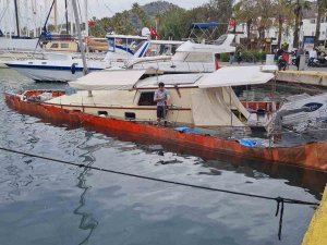 Bodrum Limanı’nda Bağlı Tur Teknesi Battı