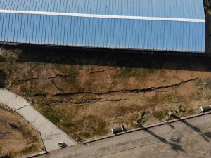 İ̇skenderun Sahil Bandında Oluşan Yarıklar Havadan Görüntülendi