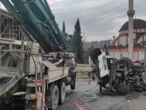 Freni Boşalan Mikser Kamyonu Beton Pompasına Çarparak Durabildi