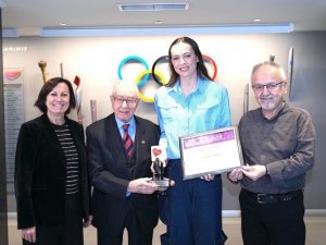 Milli Voleybolcu Eda Erdem Dündar, Şeref Diploması Ödülünü Aldı