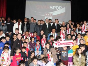 Sivasspor’da Rıza Çalımbay Ve Futbolcular Depremzede Çocuklarla Buluştu