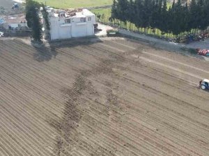 Fay Hattının İkiye Böldüğü Çiftlik 4 Metre Aşağı Çöktü, Havadan Böyle Görüntülendi
