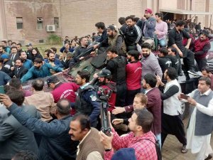 Pakistan’ın Eski Başbakanı Khan İçin Tutuklama Emri Çıkarıldı
